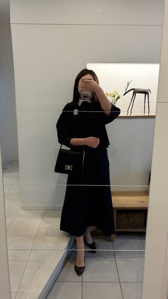 上品で落ち着いた黒が、大人の魅力を引き立てます