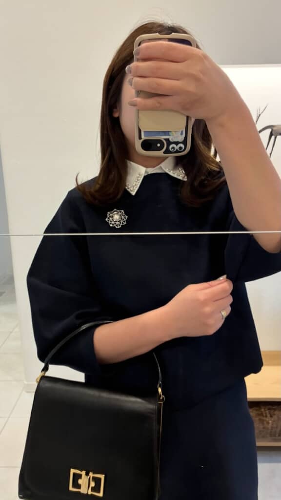 対照的な色合いの付け襟とブローチが良いワンポイントに！