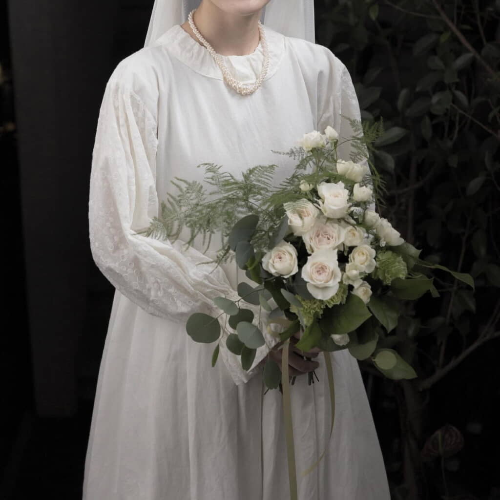 白いバラがとてもよく似合っています