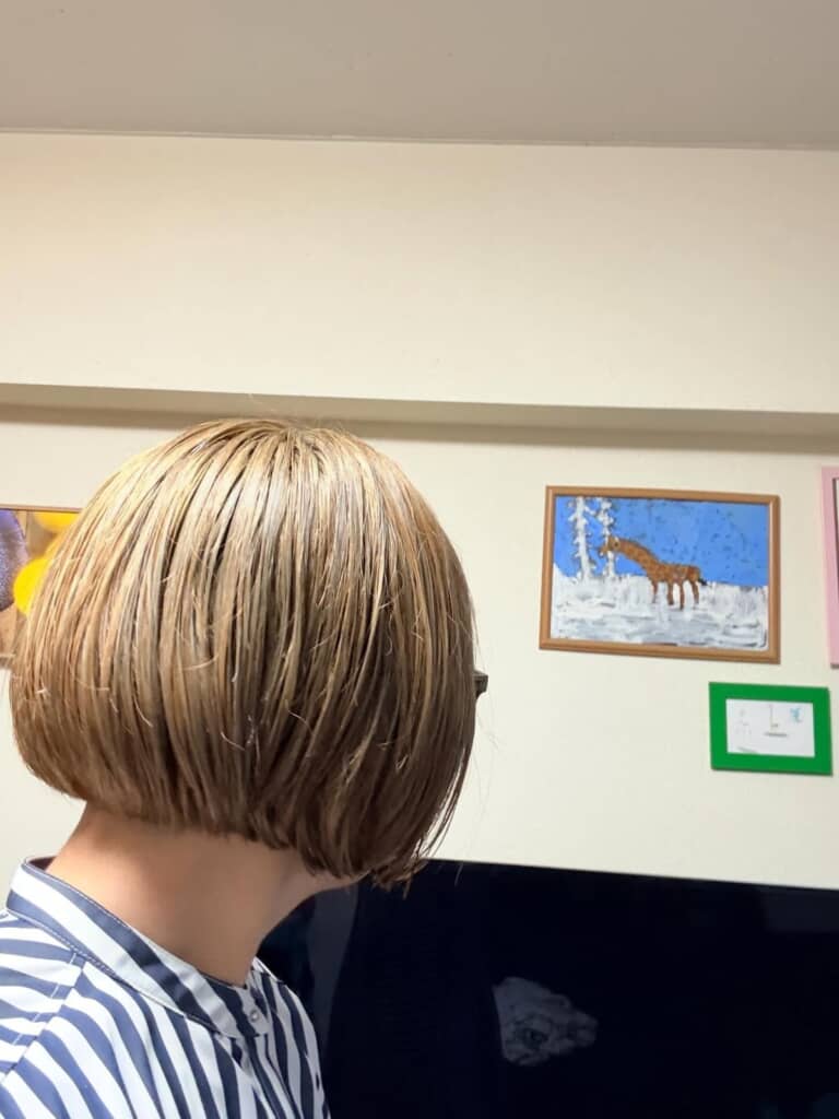 金髪ボブはどんなファッションにもオールマイティー