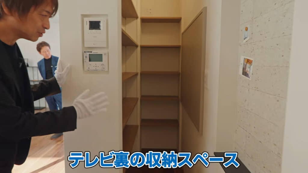テレビ裏に隠された多機能な収納