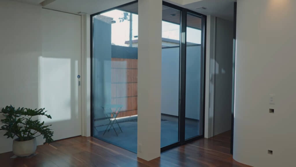 リビングが外まで続くような中庭