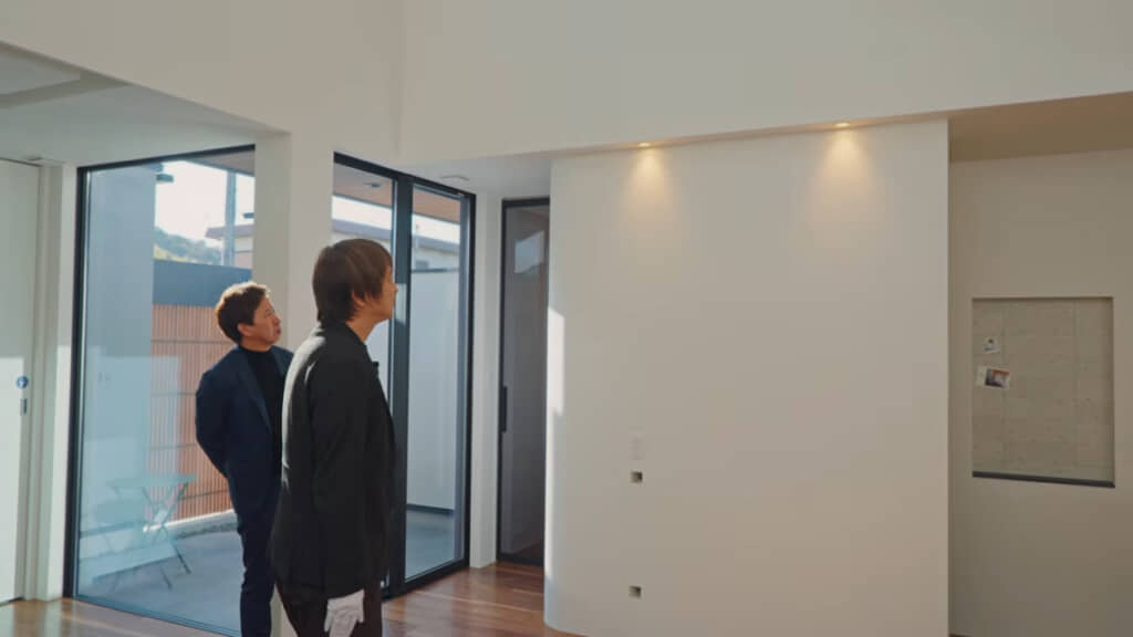 空間の印象を和らげる「R壁」