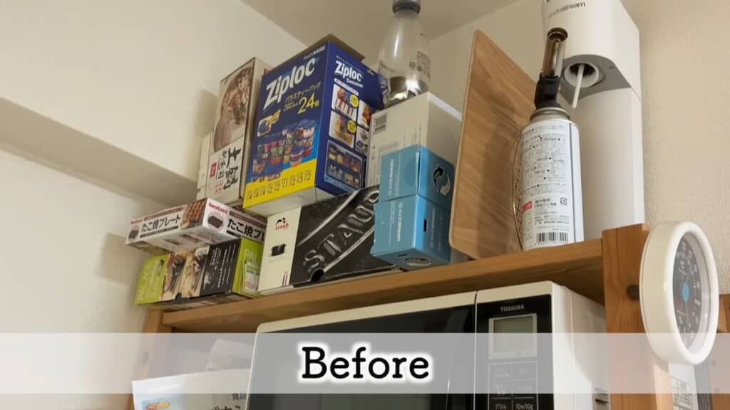 物が整理できていないキッチンの収納棚