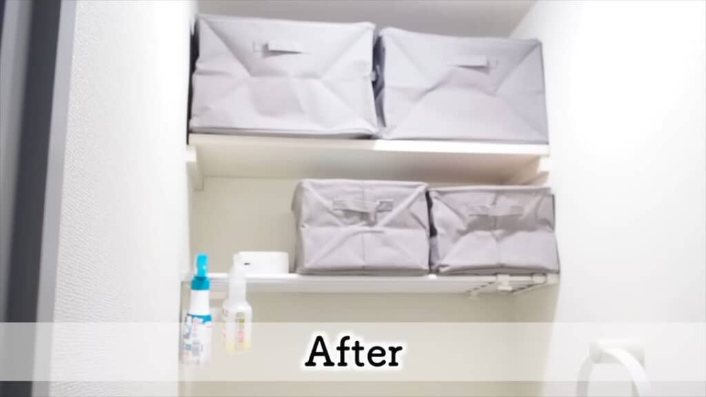 グレーの布ボックスが置いてあるトイレの収納スペース