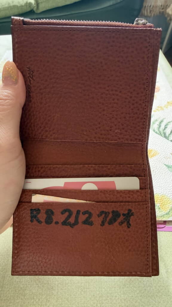 財布に日付をしっかり入れるお父さん