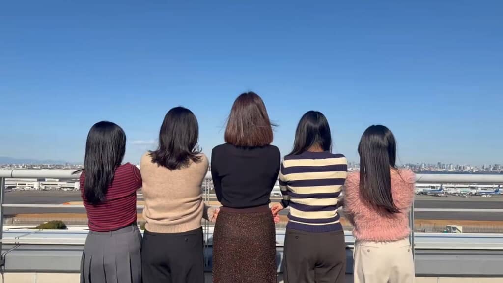 後ろ姿から……