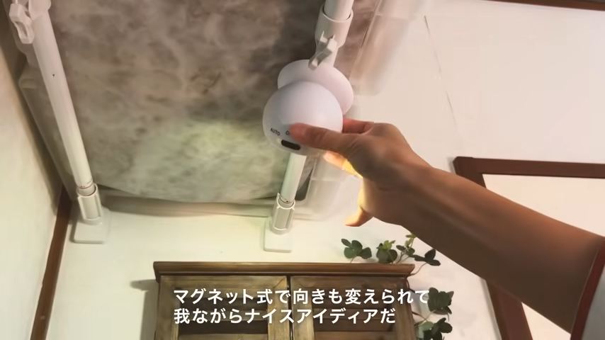 突っ張り棚にライトを付ける工夫