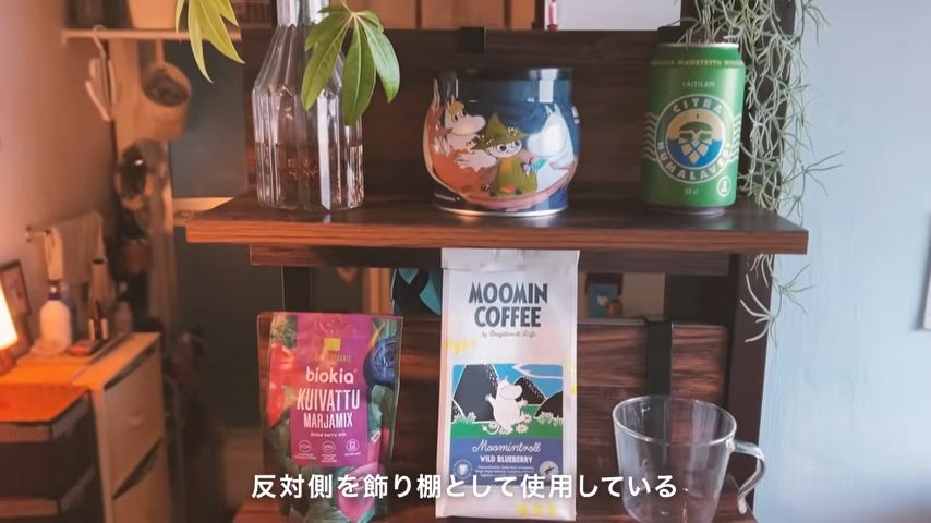 ウォールラックは玄関側には出かけるときに使うものを、ダイニング側は飾り棚に