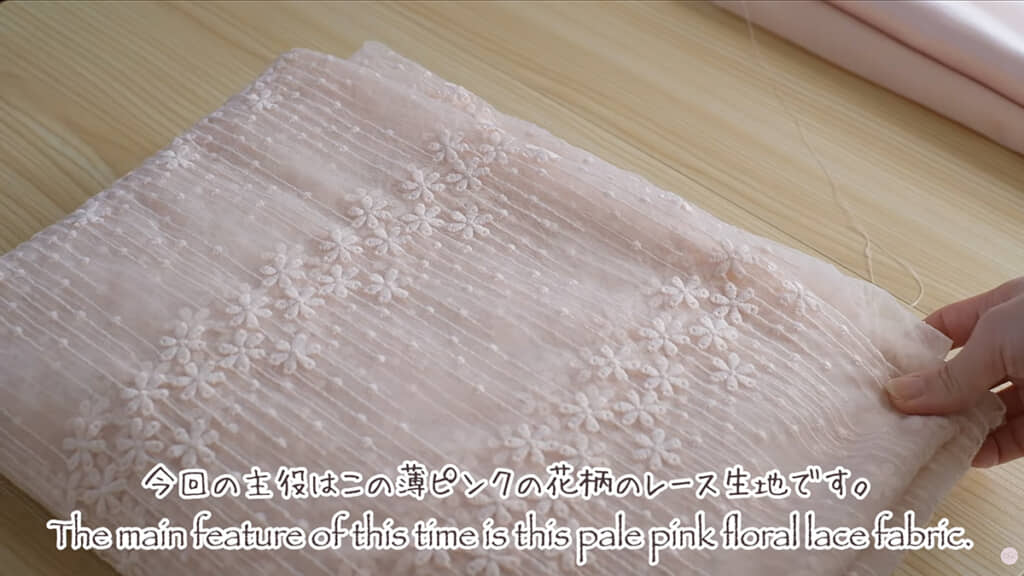 淡い薄ピンクのレース生地をチョイス