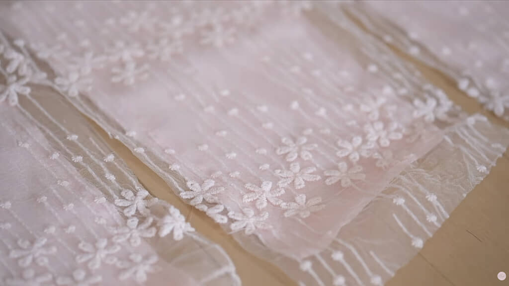 サテン生地とレース生地を仮留め