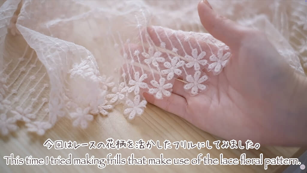 お花に沿ってレースをカット