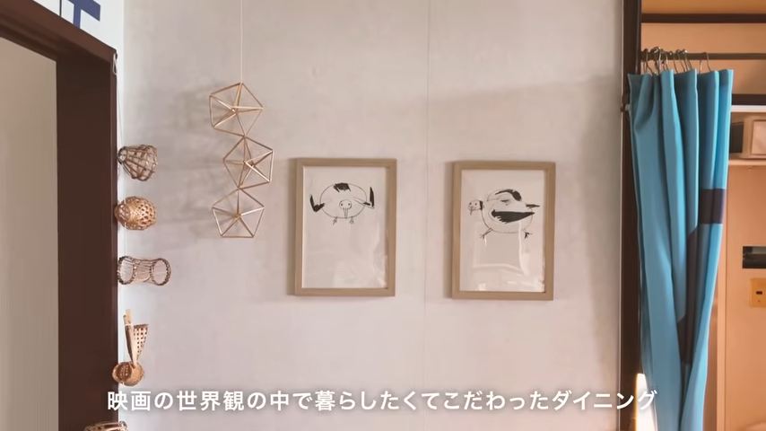 壁には劇中でミドリさんが描いたイラストを真似た絵