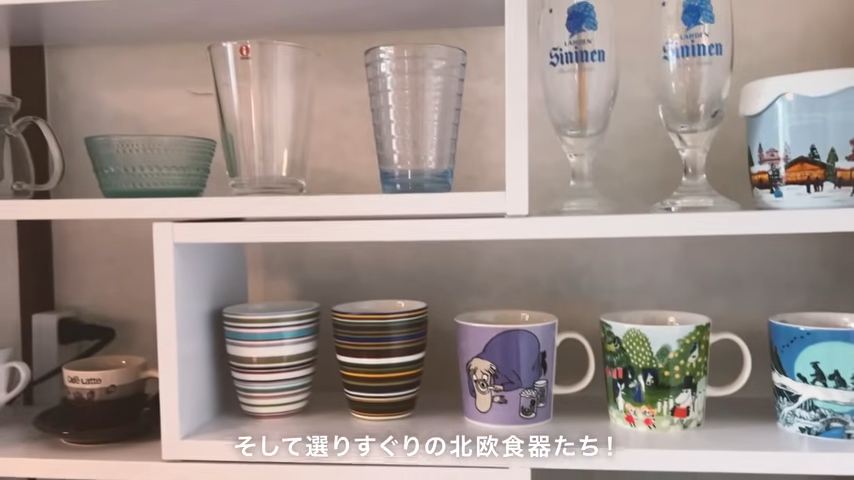 選りすぐりの北欧食器が並ぶ食器棚