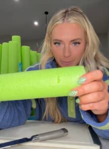 プールヌードルで巨大ビーズトカゲに挑戦した女性