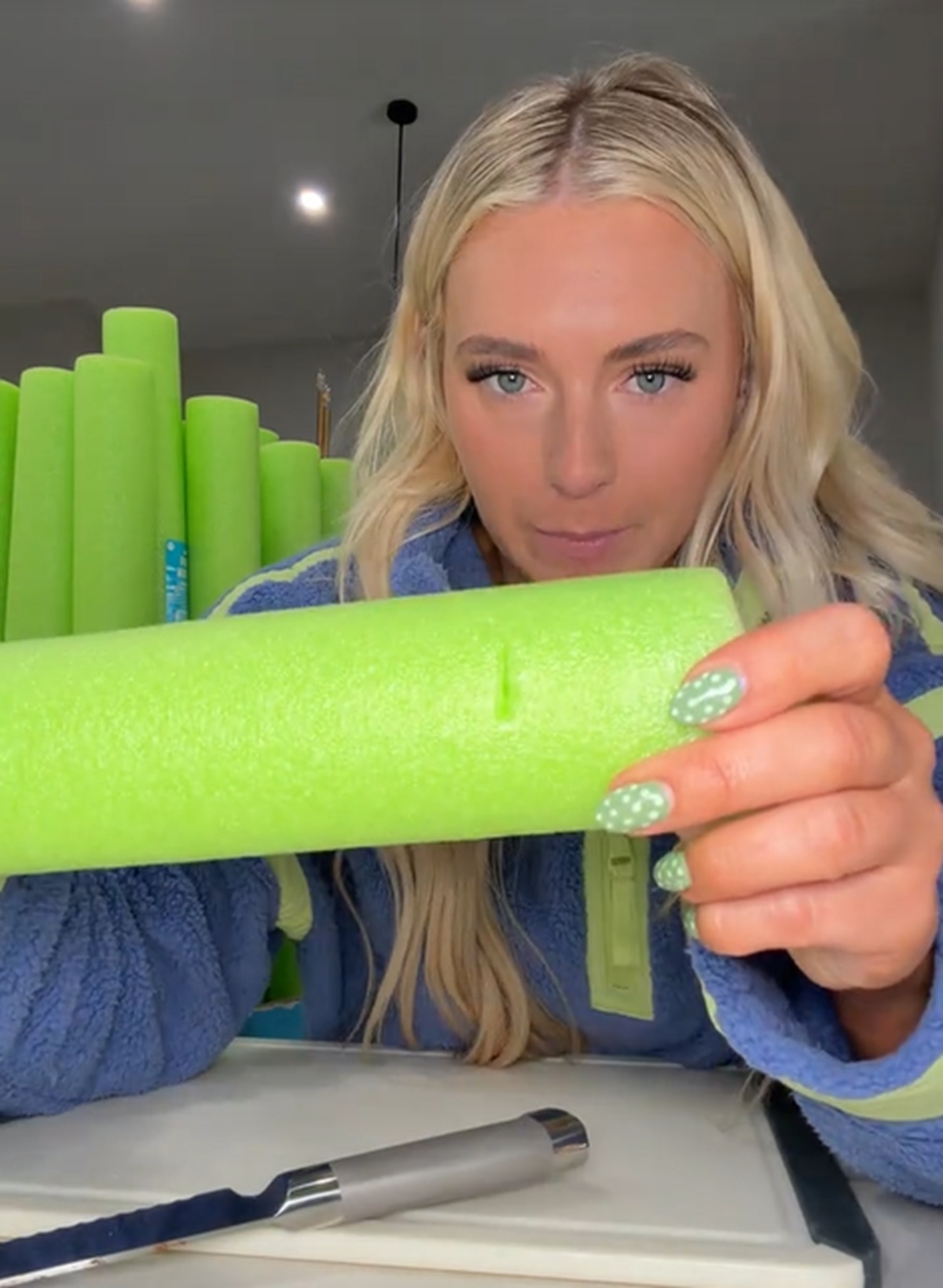 「ここまでとは思わなかった……」　プールヌードルをビーズがわりにクラフトした「トカゲ」　その“驚きの姿”が2550万回再生【海外】 | ライフスタイル ねとらぼ