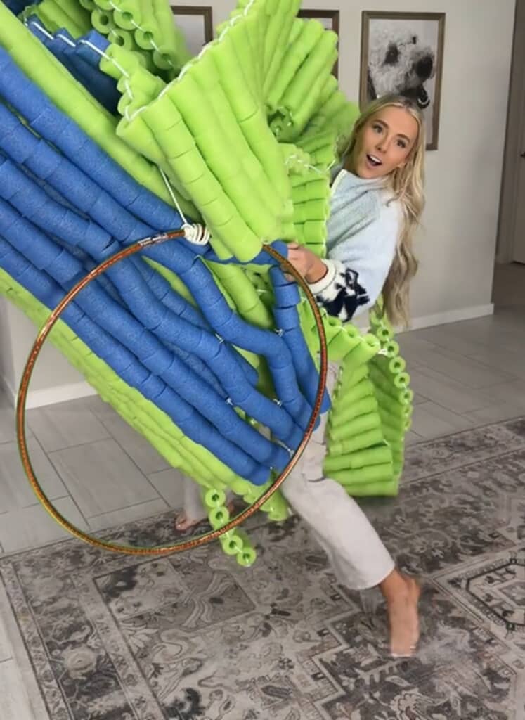 120本のプールヌードルで作った巨大ビーズトカゲ