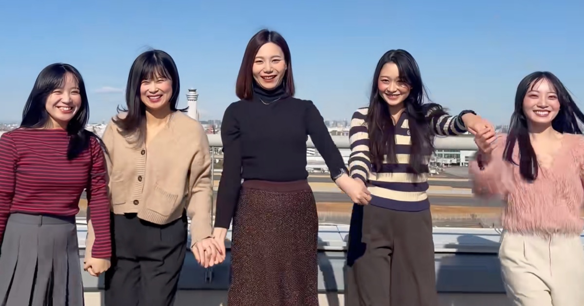JALの「女性5人組」、“まさかの私服姿”を大公開→着替えると……「スゲ～」　“別人級の大変身”が33万再生「握手会いつですか？」（1/2） | 乗り物 ねとらぼ