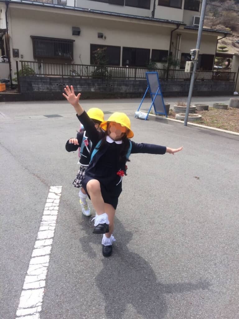 初めて小学校に登校する日の娘さん。わんぱくなポーズから、抑えきれないワクワク感が伝わってきます