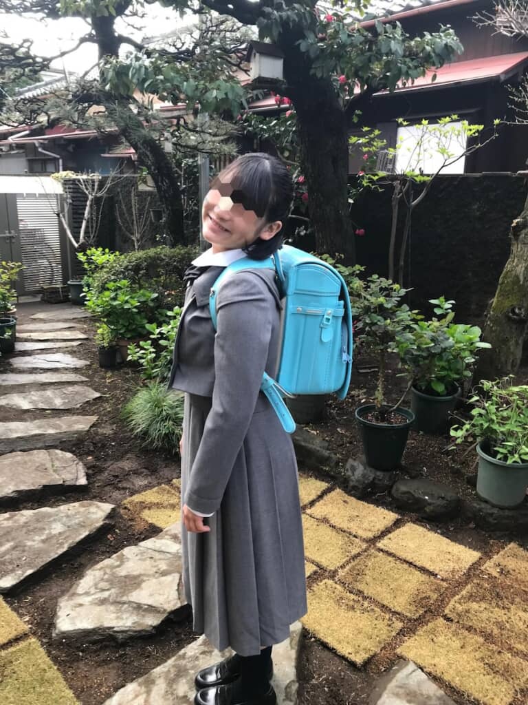 小学校最後の登校日を迎えた娘さん。落ち着きある立派なお姉さんに成長しましたね!
