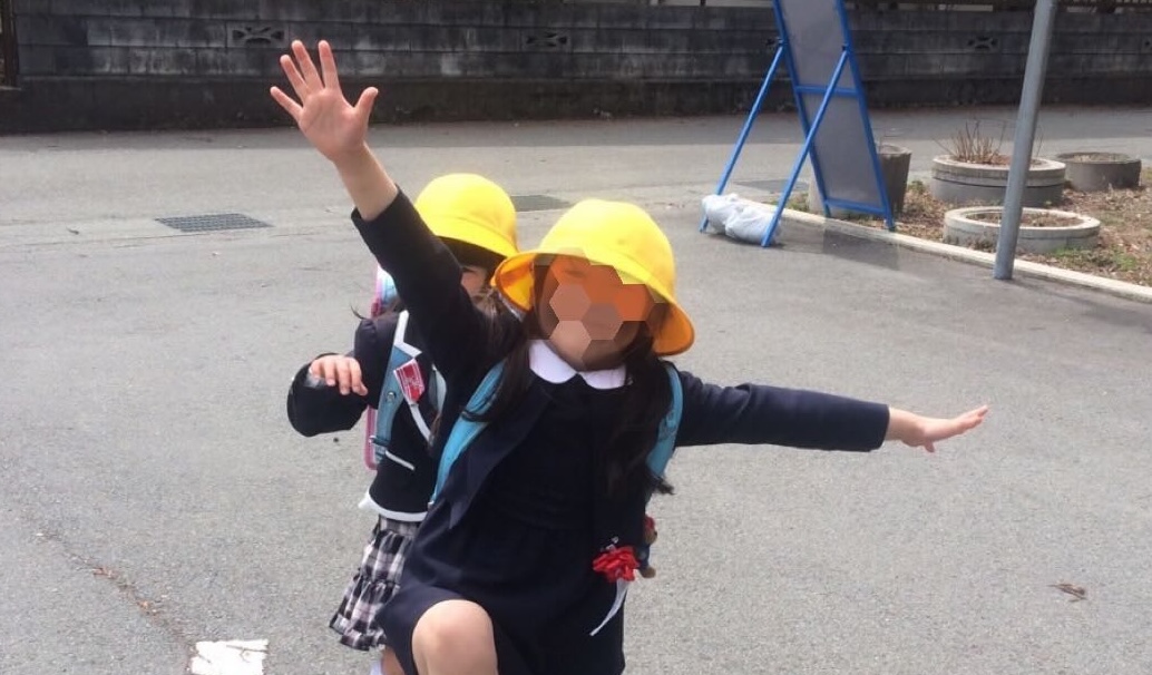 小1「最初の登校日」、元気いっぱいの娘→6年後……　「最後の登校日」の姿に感動「人の子の成長なのに泣きそう」「感無量」（1/2） | 教育・子育て ねとらぼ