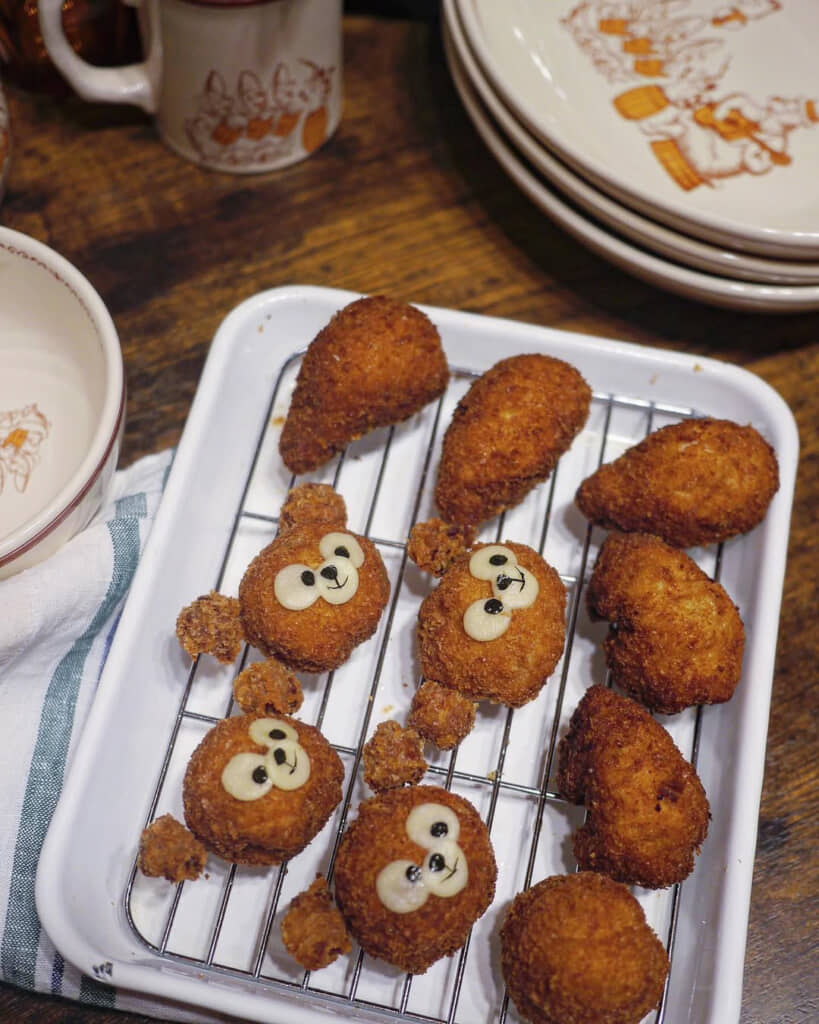 豚ロース肉を丸めて揚げる