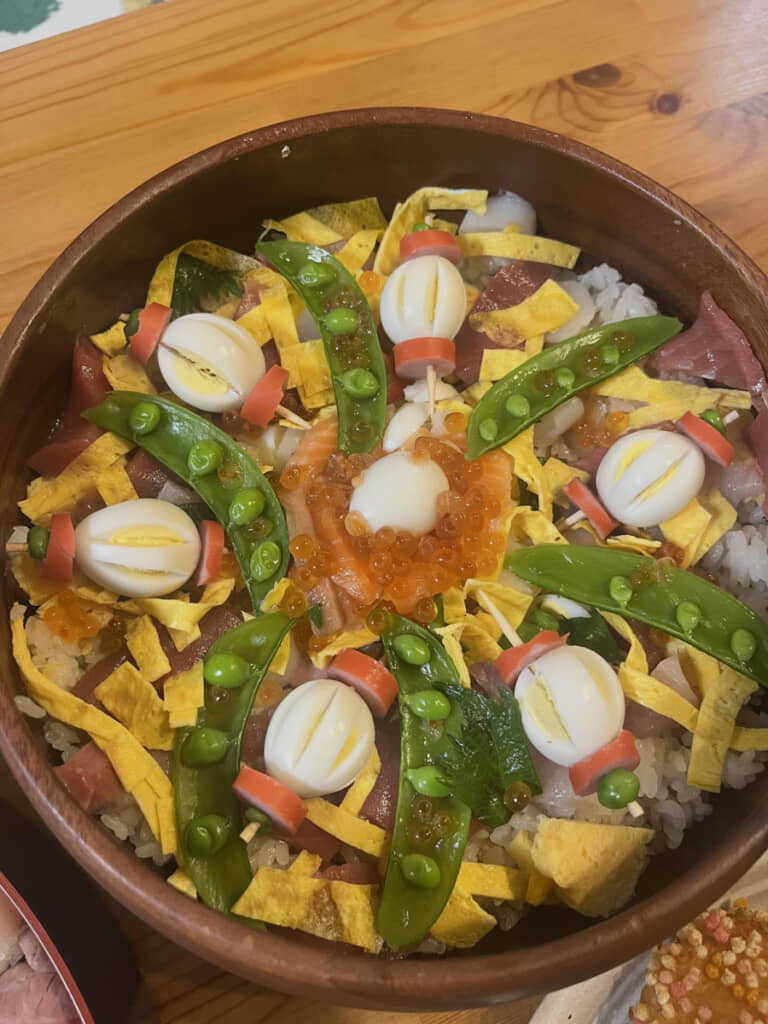 彩り良く、レイアウトも美しいちらしずし。崩すのがもったいない……！