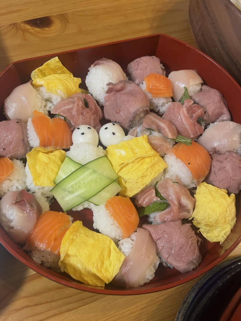 きゅうりを着たお内裏様と、薄焼き卵を着たおひな様