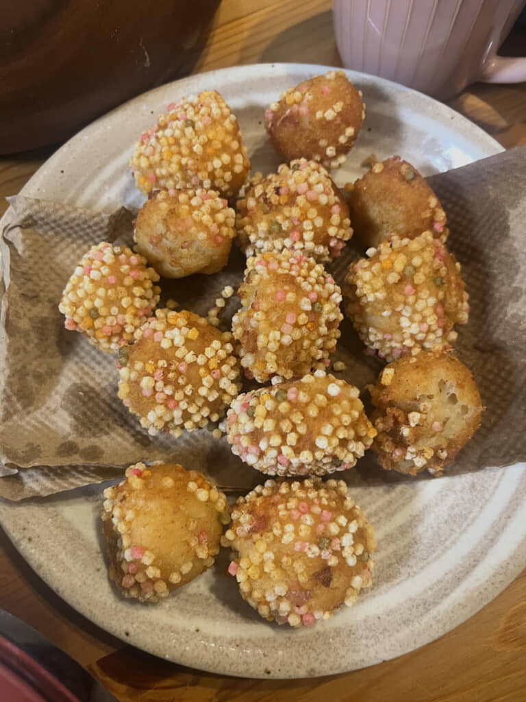 揚げ物も衣の工夫でひな祭り仕様に