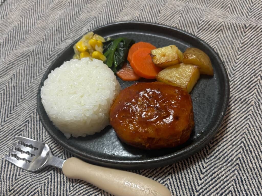 みんな大好きハンバーグ。付け合わせの野菜の種類の多さも手が込んでいますね