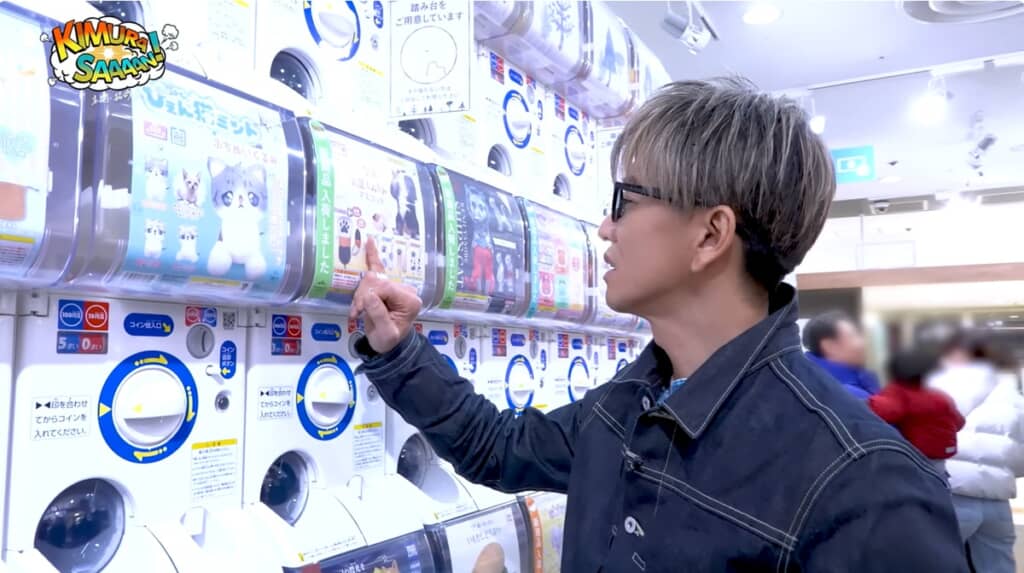 「大型犬前足もみもみマスコット」を回す木村さん