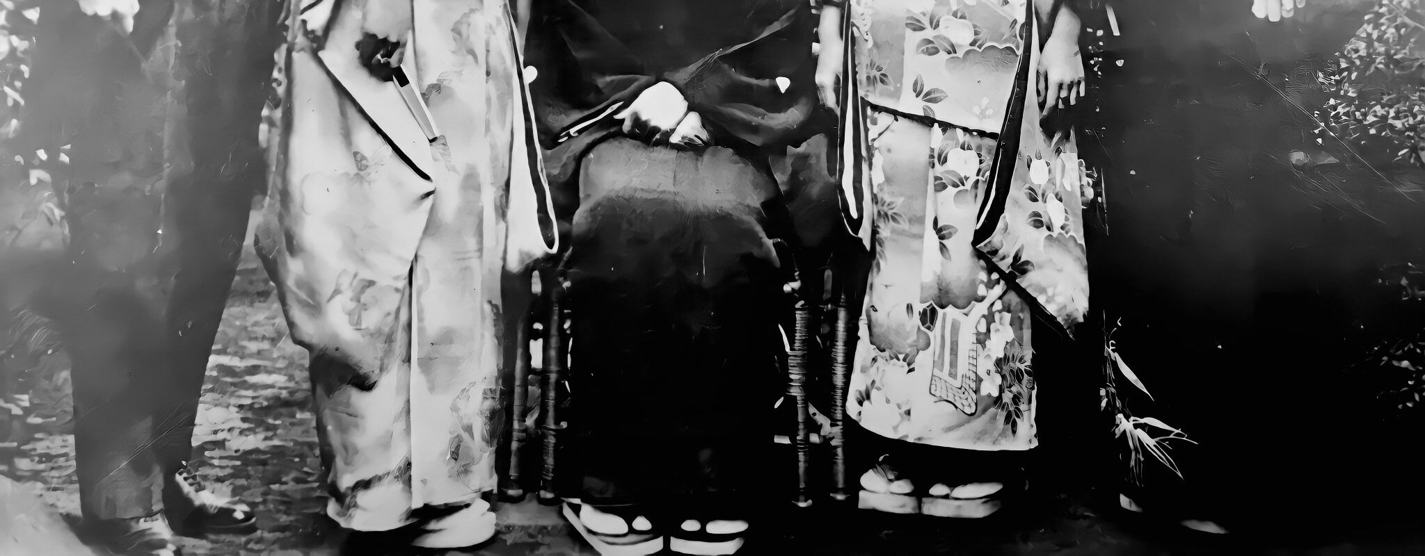 100年前に撮られた“ある家族写真”が145万表示→写っていたのは……「金田一さん事件です」「犯人はおかっぱの少女だと思う」 | ライフスタイル ねとらぼ