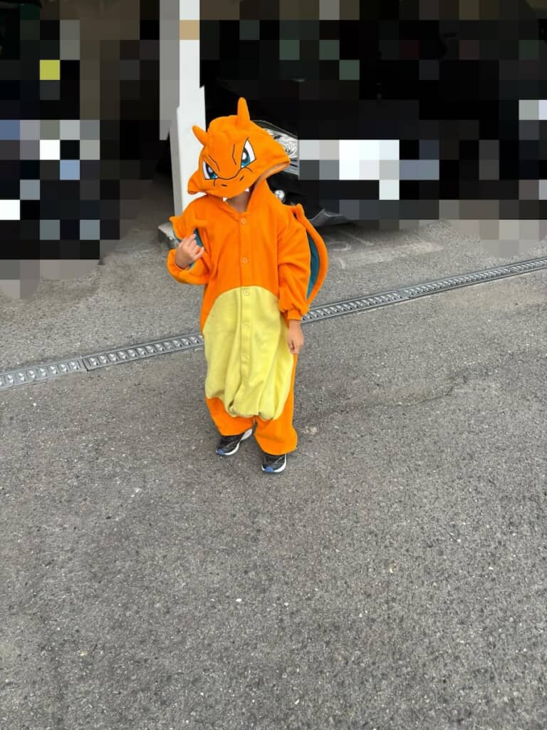 リザードンの衣装でハロウィンパーティーに参加した小1息子