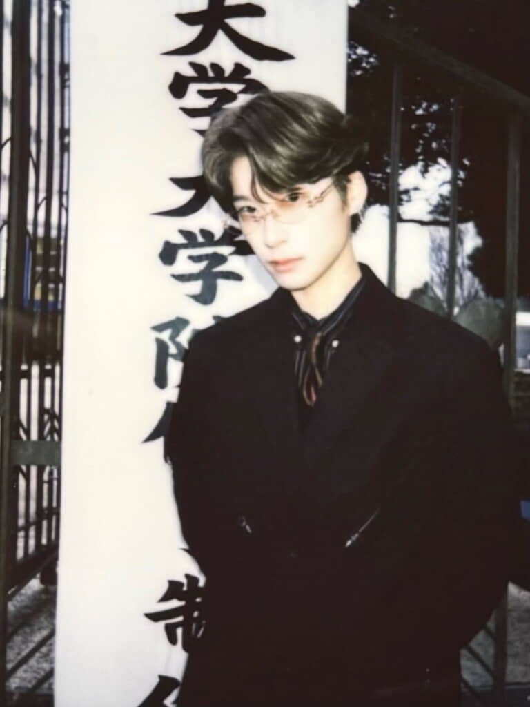 ここにたたずむ人物は……