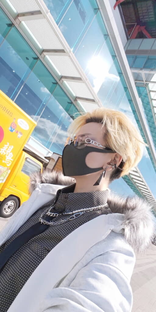 メガネやアクセサリーにも注目