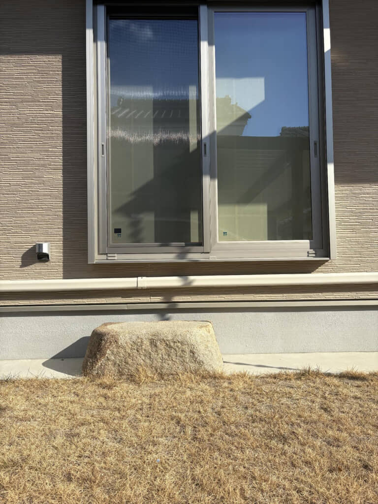 沓脱石にちょうど良いサイズ感