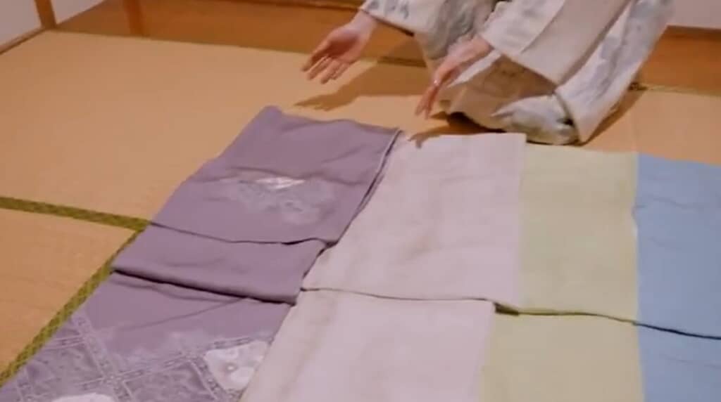 落ち着いた色の訪問着と春らしい色の色無地