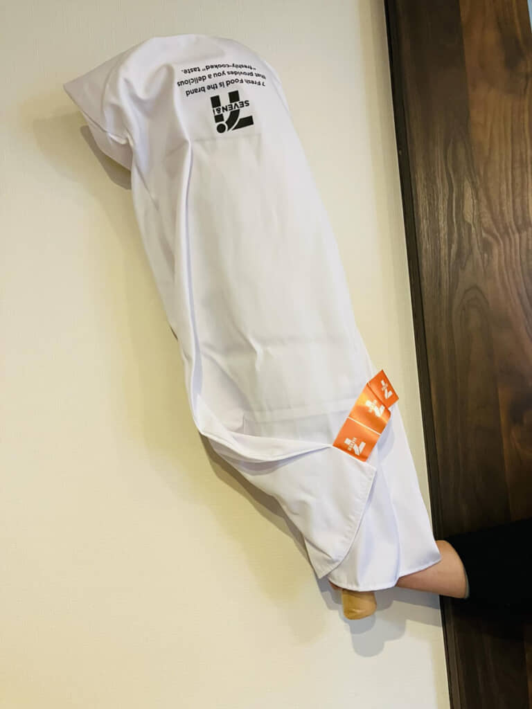 一見すると、セブン-イレブンでホットスナックを買ったときによく見る紙袋とテープ