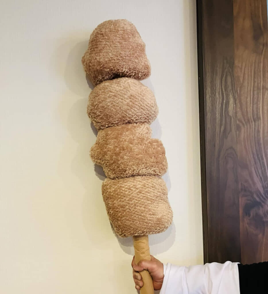 フタを開けたらこのサイズ感。食いではありそうですが、残念ながらぬいぐるみです