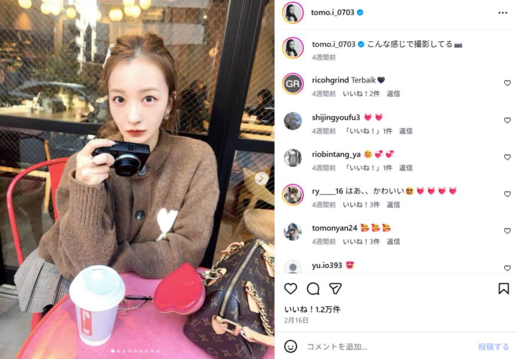 カメラを手にした板野さん（画像は板野友美Instagramから）