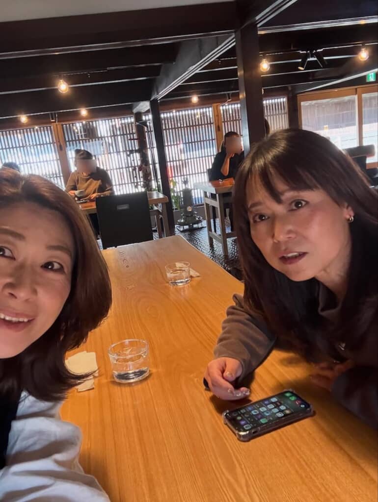 飲食店での2ショットも