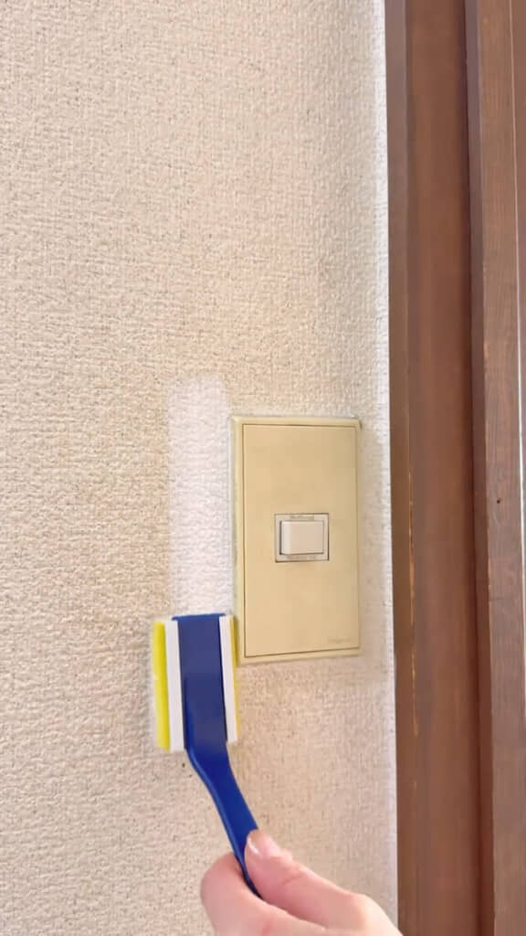 変色した壁を白く塗る