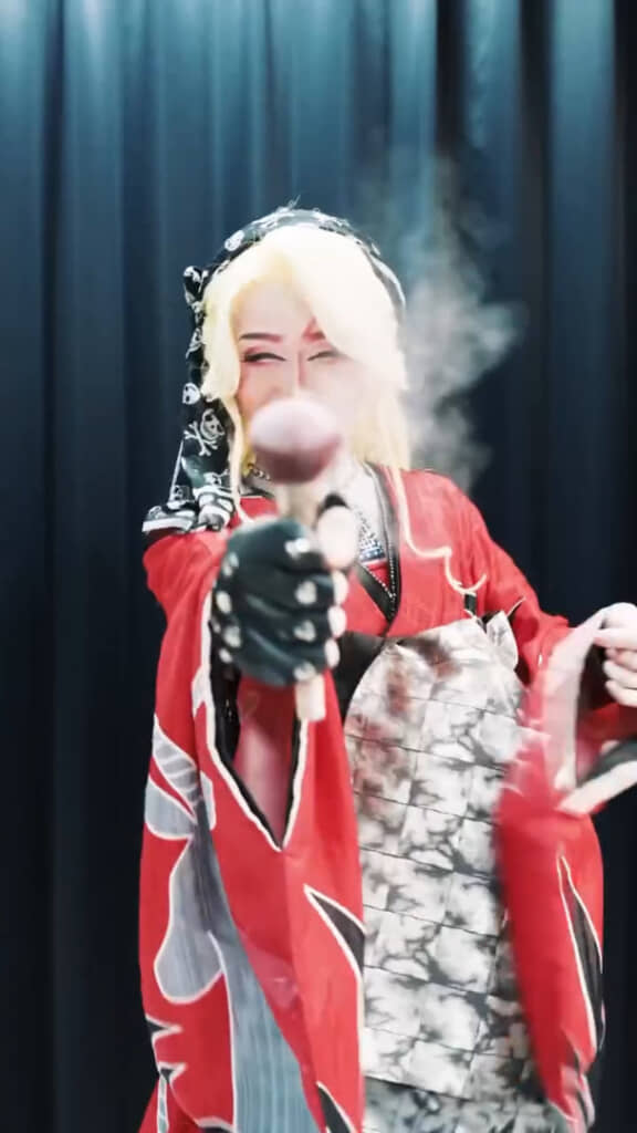 フルメイク&衣装でガラリと雰囲気が変わります