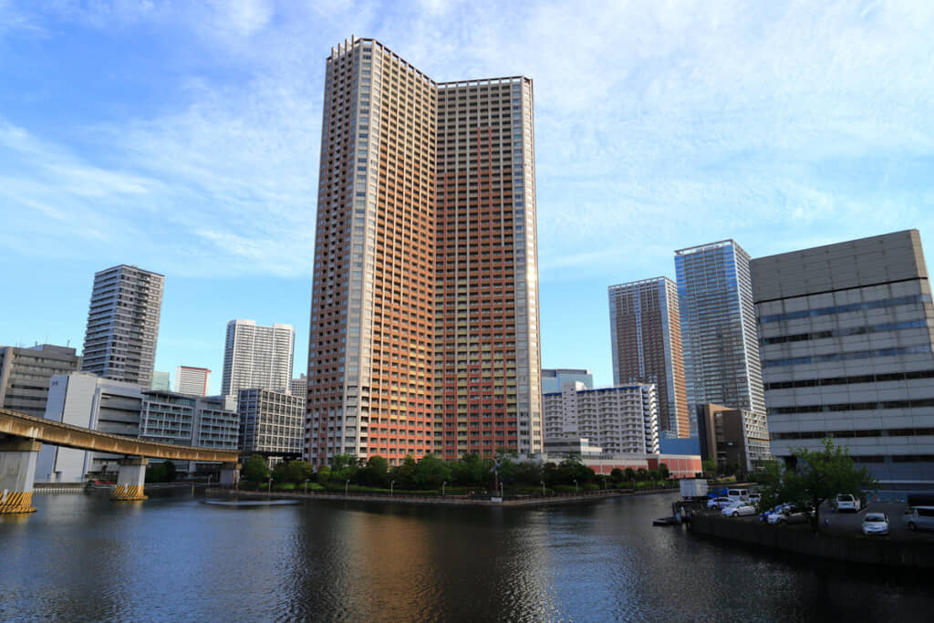 マンションの周辺にある水面をふと見たら……　出典：PIXTA