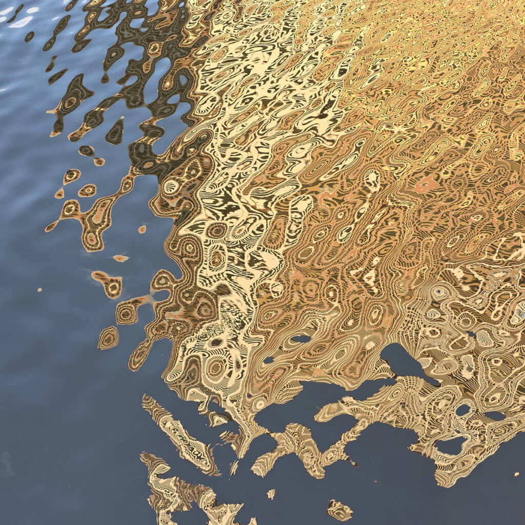 水面に映った高層マンションがすごい“模様”に（画像提供：藤本／@SourpussFJさん）