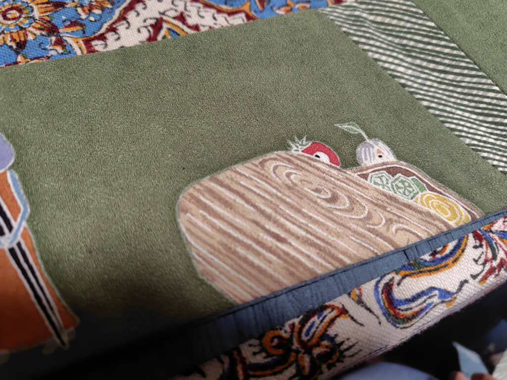 お弁当を狙ういたずらっ子も