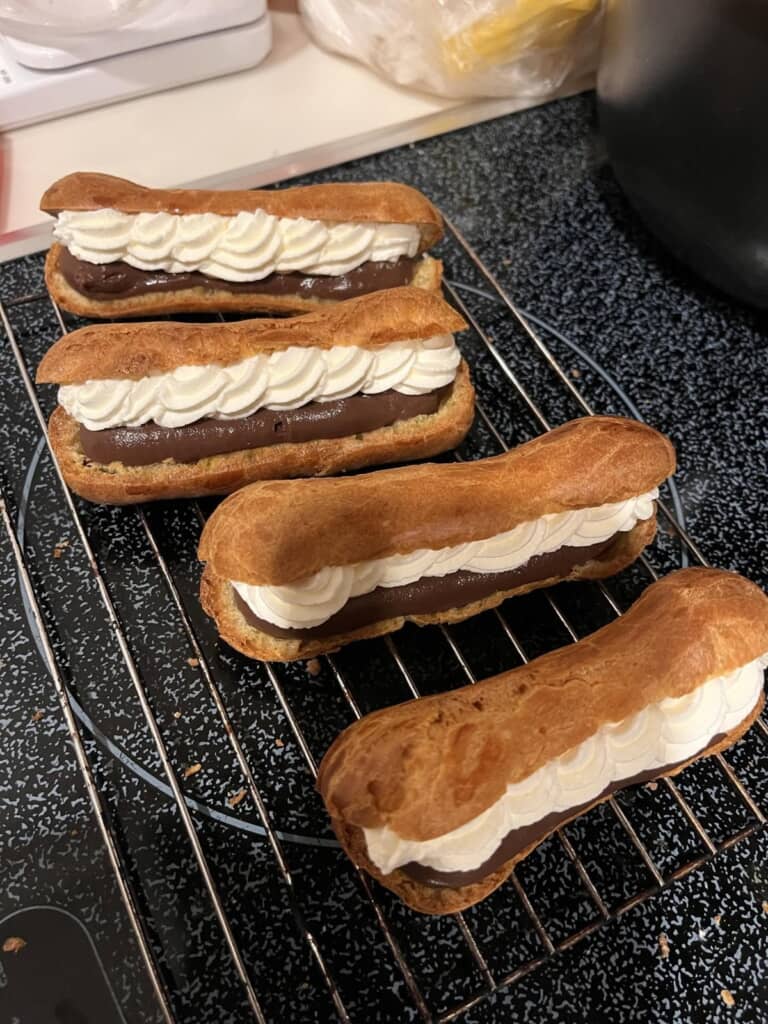 クリームたっぷりのエクレア