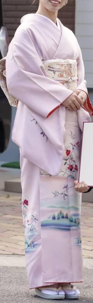 華やかな「訪問着」で卒園式に参加したママ。お祝いの気持ちが伝わってくるステキなおめかしですね