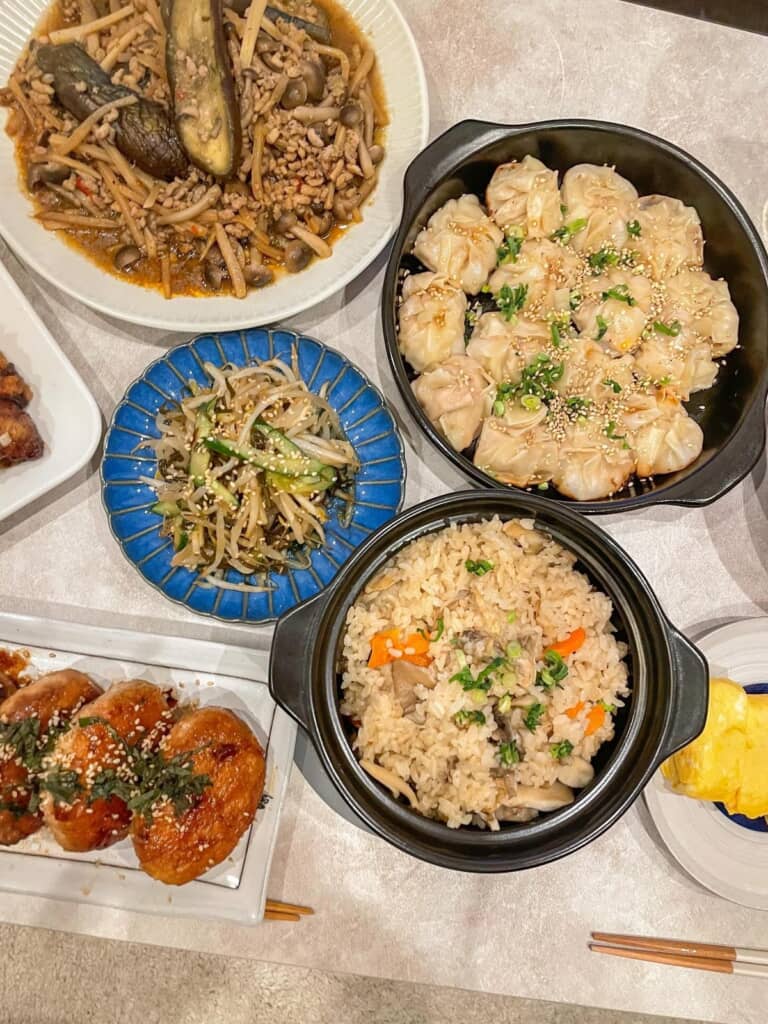 シウマイに炊き込みご飯、ナムルなどがおいしそう!