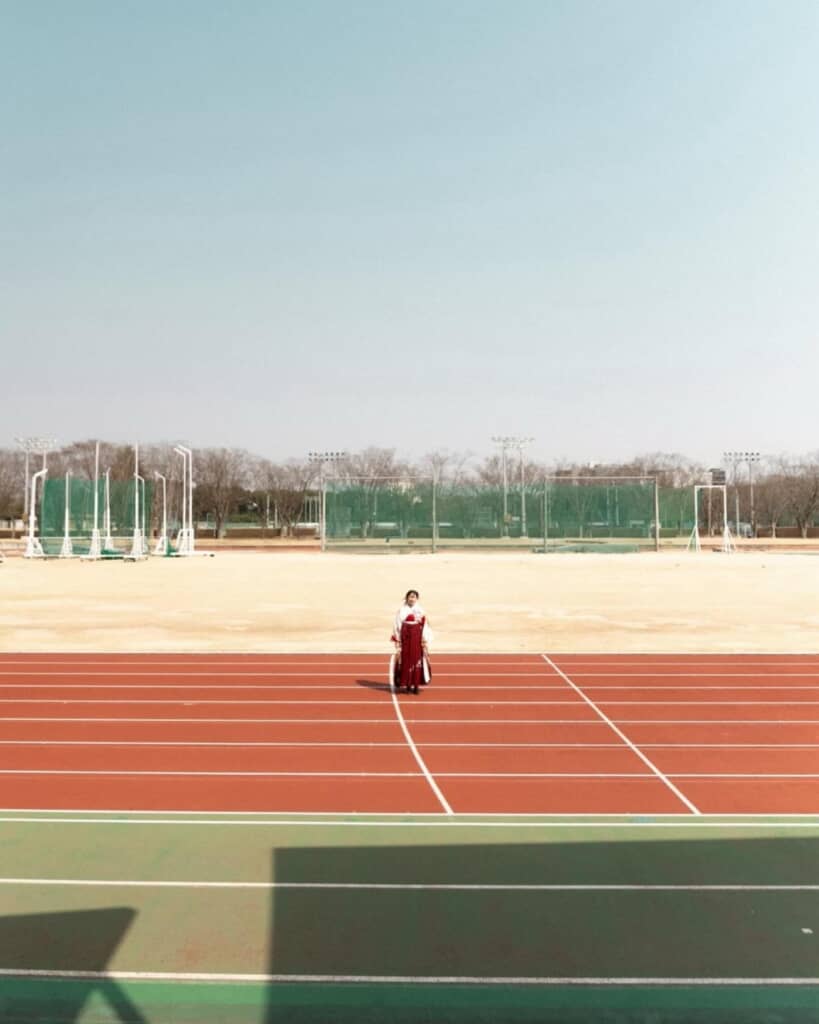 広い競技場にポツンと袴姿の女性